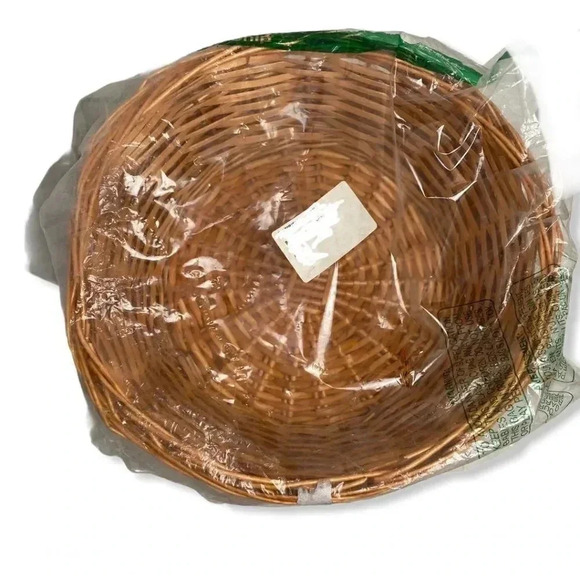 Burton & Burton- Light Stain Round Willow Basket ( - Picture 1 of 2